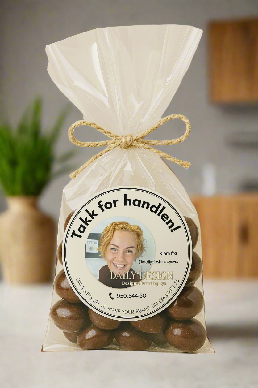 50 stk Klistremerker 5 cm – Klistremerkene lages spesielt for deg og din bedrift. Ta kontakt med meg for å avtale design før bestilling 💬✨